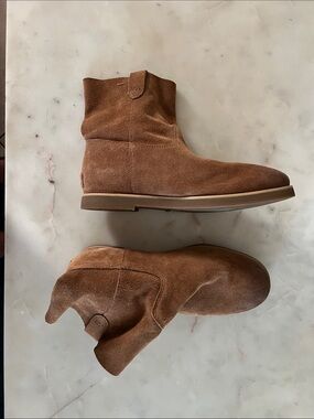 Women’s Suede Chelsea Boots - Brown